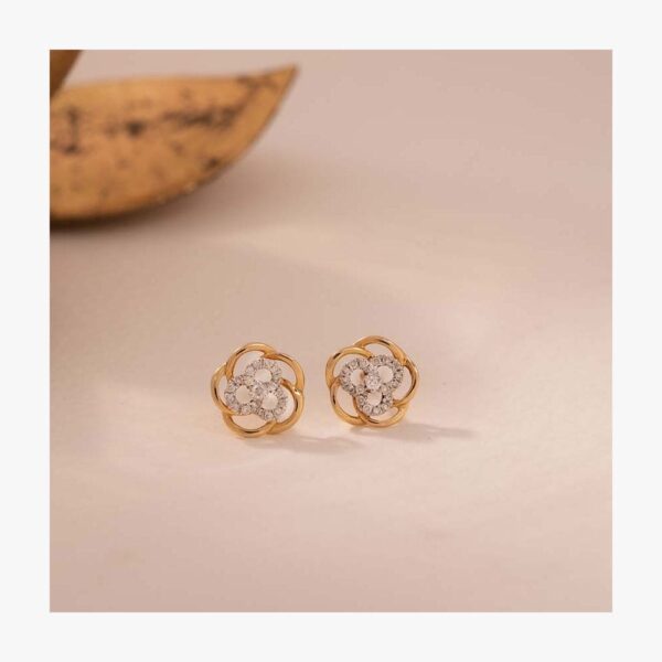 02_04-2.jpg Floweret Cluster Diamond Stud Earrings